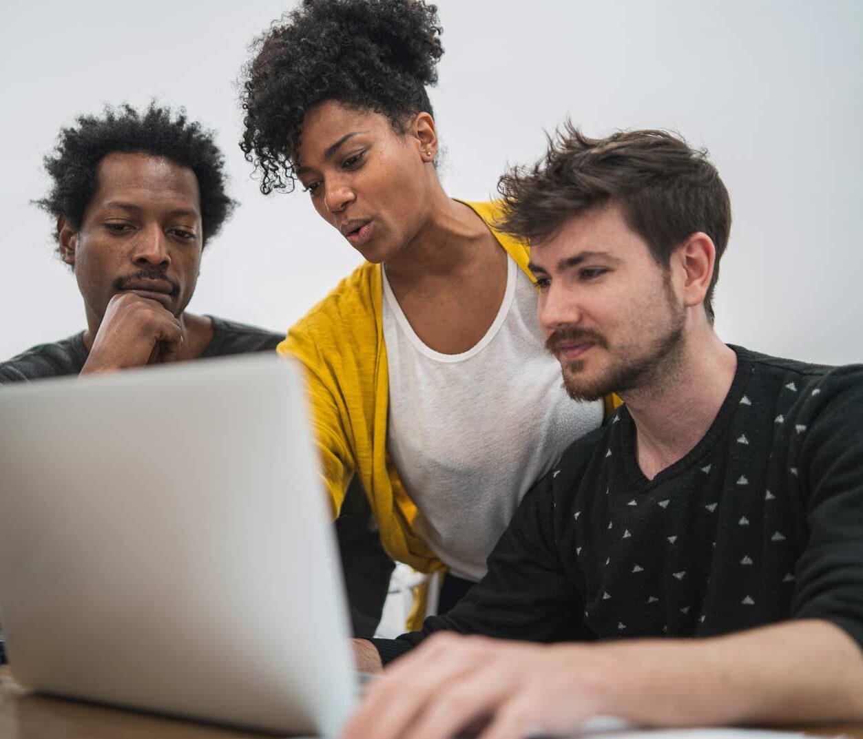 optimized-business-woman-showing-something-her-colleagues business-woman-showing-something-her-colleagues